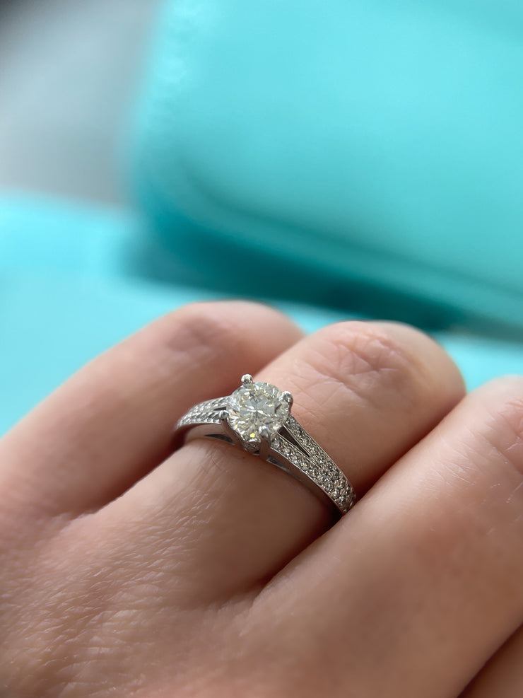 canadian-diamond-round-solitaire-engagement-ring-Vancouver-jewelry-store-near-me-fame-diamonds